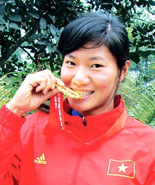 Vũ Thị Lịnh đoạt HCĐ cá nhân nội dung đua thuyền canoeing K1-500m Sea Games 28.