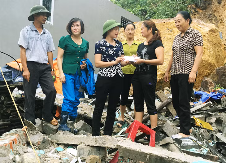 Lãnh đạo Hội LHPN tỉnh và TP Cẩm Phả thăm hỏi, động viên gia đình chị Hoàng Thị Minh Đức, ở tổ 4, khu 1, phường Cửa Ông (TP Cẩm Phả) bị sập nhà do trận mưa lịch sử vừa qua. Ảnh: Hội LHPN tỉnh
