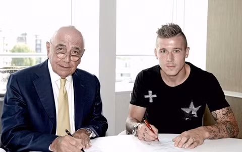 Kucka kí hợp đồng có thời hạn 4 năm với AC Milan