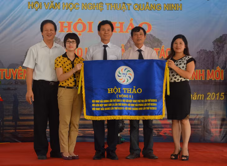  Ban Tổ chức trao cờ luân lưu tổ chức hội thảo cho Hội VHNT tỉnh Ninh Bình.
