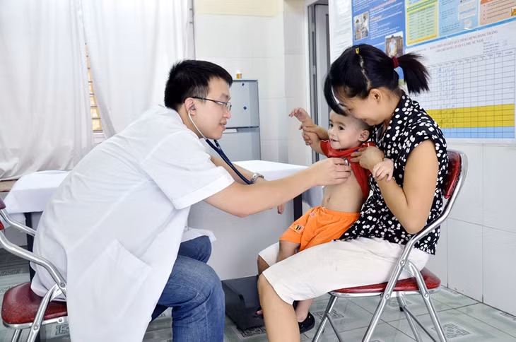Bác sĩ Bệnh viện Hữu Nghị Việt Đức khám sàng lọc bệnh tim bẩm sinh miễn phí cho trẻ em có hoàn cảnh đặc biệt tại TP Hạ Long. (Hoạt động nằm trong chương trình chăm sóc và bảo vệ trẻ em có hoàn cảnh đặc biệt khó khăn năm 2015 của Quỹ Bảo trợ trẻ em tỉnh).