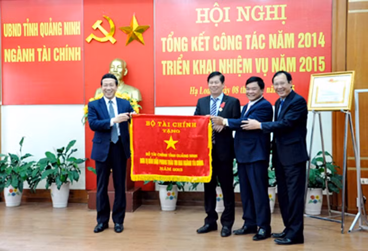 Sở Tài chính đón nhận cờ đơn vị dẫn đầu thi đua ngành Tài chính của Bộ Tài chính năm 2013. Ảnh: Hồng Nhung