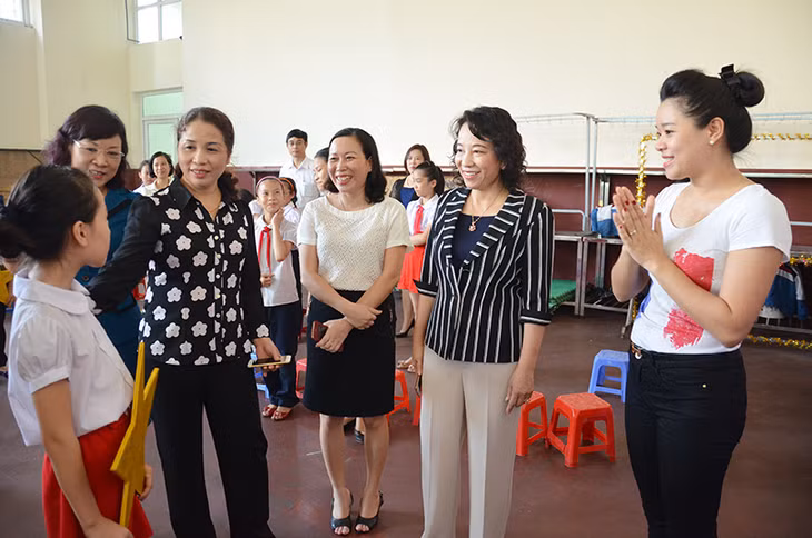 Đồng chí Vũ Thị Thu Thủy, Phó Chủ tịch UBND tỉnh kiểm tra công tác chuẩn bị năm học mới tại Trường Tiểu học Hạ Long