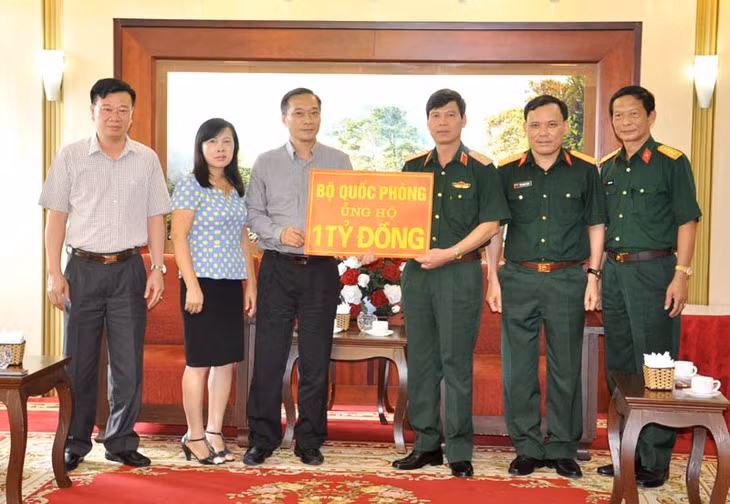 Đại diện Quân khu 3 trao ủng hộ 1 tỷ đồng của Bộ Quốc phòng cho tỉnh Quảng Ninh.