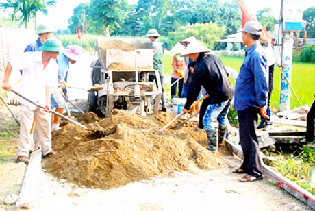 Người dân xã Quảng Chính tham gia làm đường liên thôn.