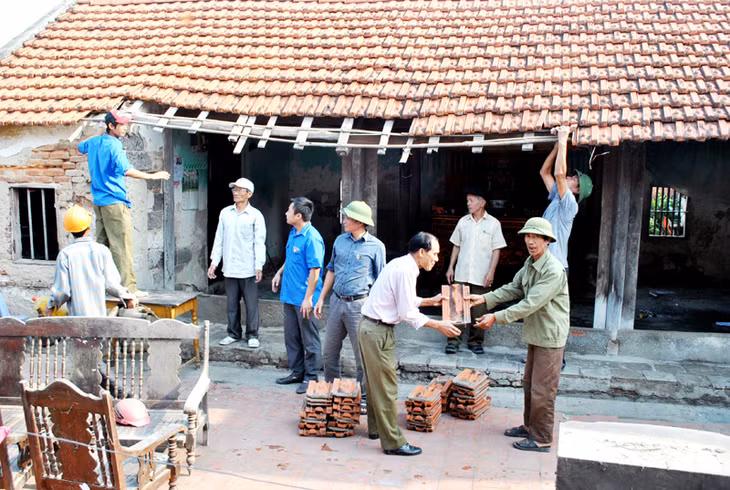 Hội CCB tỉnh hỗ trợ tháo dỡ nhà cũ hỏng cho hội viên Vũ Đình Tông có hoàn cảnh khó khăn ở khu 6, phường Yên Hải, TX Quảng Yên. Ảnh: Minh Đức