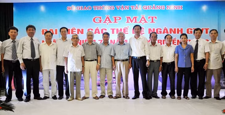 Đông chí Nguyễn Văn Đọc, Bí thư Tỉnh ủy chụp ảnh lưu niệm cùng các thế hệ cán bộ ngành GT-VT Quảng Ninh