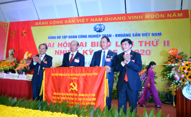 Ông Bùi Văn Cường, Ủy viên dự khuyết TW Đảng, Bí thư Đảng ủy khối doanh nghiệp trung ương tặng kỷ niệm chương và tặng bức trướng của khối cho các cá nhân và tập thể TKV 