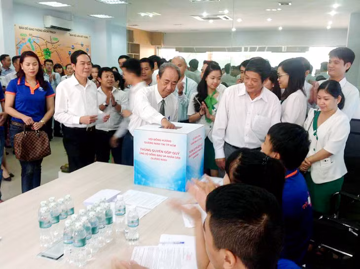 Hội đồng hương Quảng Ninh tại TP Hồ Chí Minh quyên góp ủng hộ người dân Quảng Ninh bị thiệt hại do mưa lũ. Ảnh: Hội đồng hương Quảng Ninh tại TP Hồ Chí Minh cung cấp