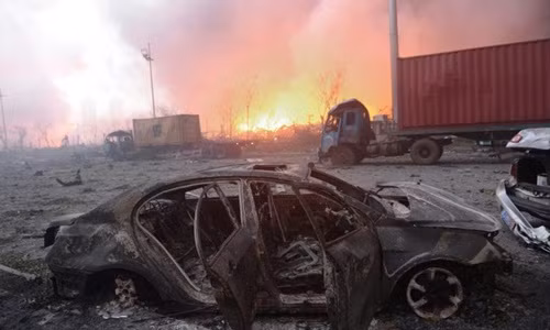 Xe ôtô cháy rụi tại hiện trường vụ nổ kho chứa hóa chất ở Thiên Tân. Ảnh: AFP