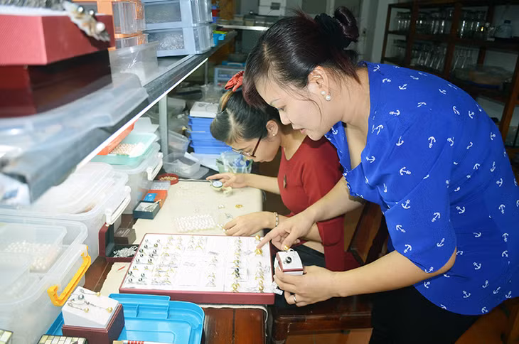 Nhân viên Công ty CP Ngọc trai Hạ Long thực hiện công đoạn cuối gia công chế tác hoàn thiện sản phẩm ngọc trai.