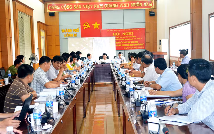 Đại diện Thường trực HĐND tỉnh, các sở, ban, ngành chức năng và các tổ chức chính trị, xã hội; Đoàn Luật sư tỉnh, Hội Luật gia tỉnh, lãnh đạo TP Uông Bí tổ chức đối thoại với ông Nguyễn Thành San ngày 24-7-2015. Ảnh: Thanh Hoa