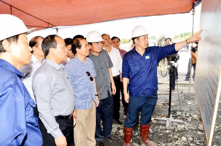 Đồng chí Cao Quốc Hưng, Thứ trưởng Bộ Công thương trực tiếp có mặt tại hiện trường cùng TKV chỉ đạo cứu hộ.