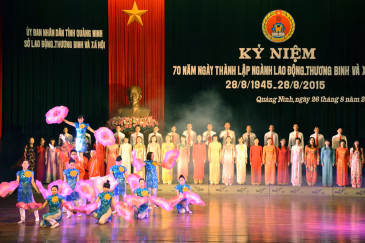 Chương trình văn nghệ tại lễ kỷ niệm.