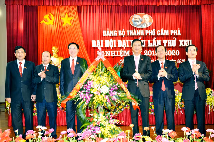 Đồng chí Nguyễn Văn Đọc, Bí thư Tỉnh ủy, Chủ tịch HĐND tỉnh tặng hoa chúc mừng Đại hội.