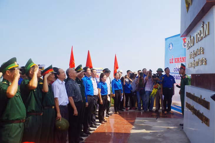 Đại biểu và nhân dân đảo Trần làm lễ chào cờ 