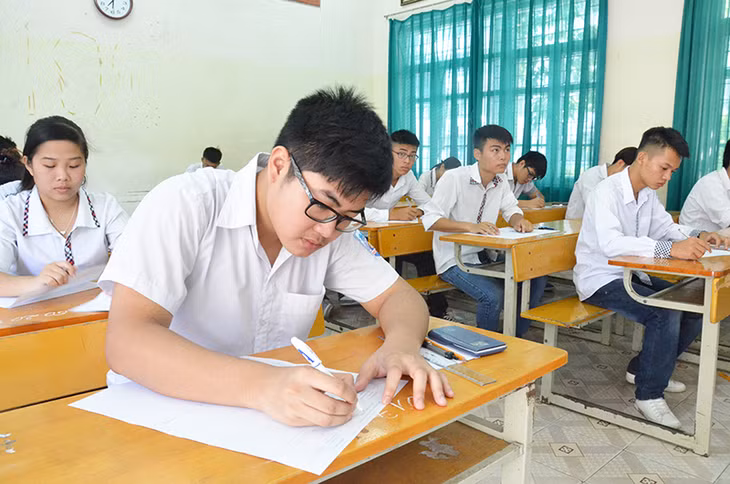 Thí sinh Điểm thi THPT Văn Lang điền thông tin vào giấy nháp