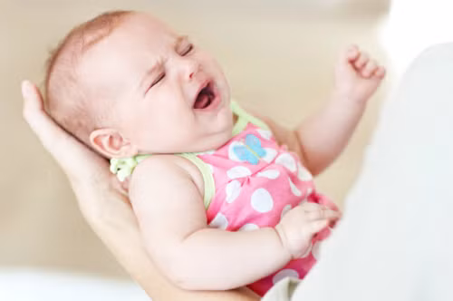 Khóc dạ đề (Colic) là chứng khóc đêm phổ biến ở trẻ sơ sinh dưới 3 tháng tuổi. Ảnh: Scarymommy.