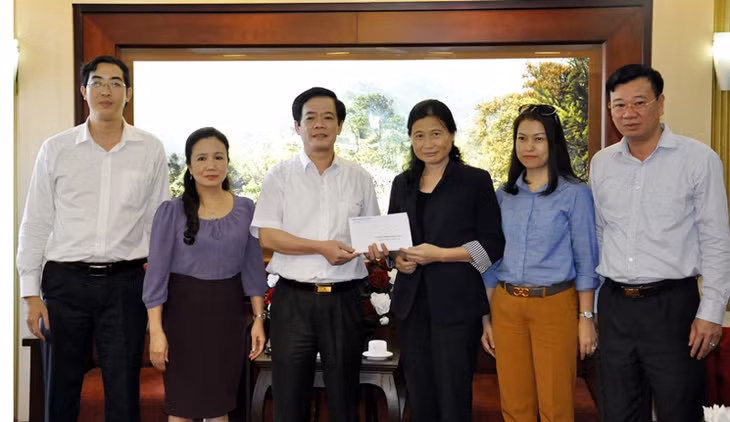 Lãnh đạo tỉnh tiếp nhận kinh phí hỗ trợ từ Tạp chí Cộng sản.