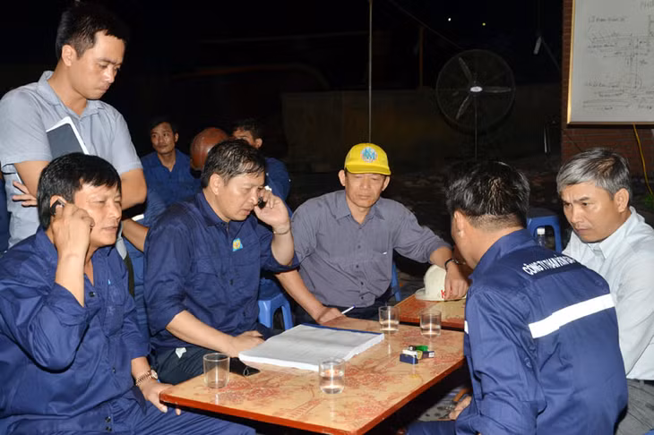 Các đồng chí trong Ban chỉ đạo cứu hộ cập nhật thông tin cứu hộ.