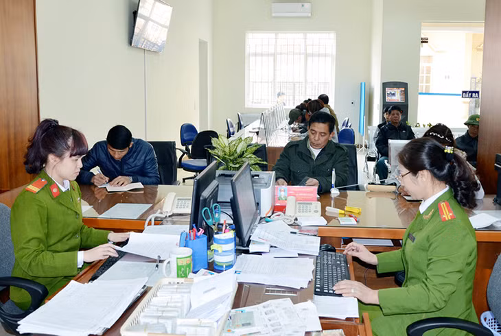 Người dân đến làm thủ tục tại Trung tâm Phục vụ hành chính công thành phố.