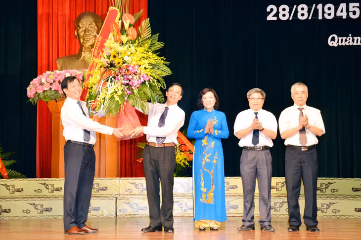 Thứ trưởng Bộ LĐ-TBXH Phạm Minh Huân tặng hoa chúc mừng Ngành LĐ-TBXH tỉnh Quảng Ninh.