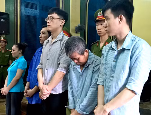 Hà và đồng phạm nghe tuyên án. Ảnh: H. D. 