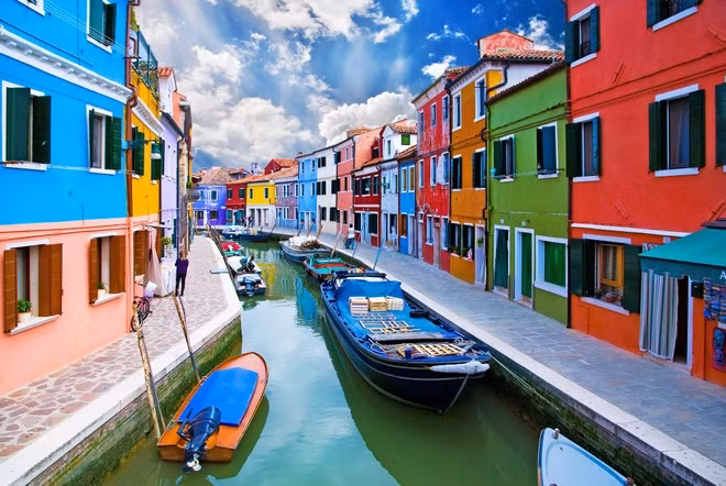 Burano, hòn đảo ngoài khơi Venice, Italy hấp dẫn du khách bởi sắc màu rực rỡ của những ngôi nhà nằm dọc con kênh.