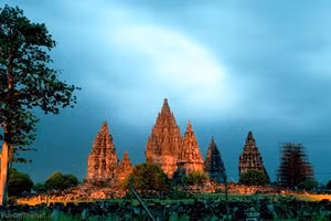 Chùa Phổ Lan Ba Nam ở Indonesia, được bao quanh bởi 250 ngôi điện nhỏ. Trên tất cả những bức tường của ngôi chùa này, hầu như đều được điêu khắc một cách tinh xảo.