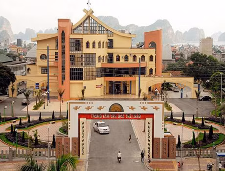 Trung tâm Văn hóa thể thao Cẩm Phả được đầu tư khang trang.