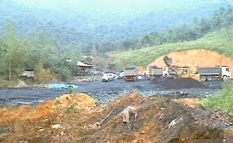Lực lượng Công an huy động phương tiện thu giữ than khai thác trái phép.