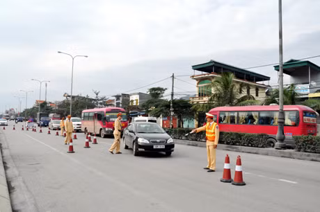 Lực lượng CSGT, Công an tỉnh kiểm tra các trường hợp lái xe vi phạm Luật Giao thông đường bộ tại phường Cao Sơn, TP Cẩm Phả.