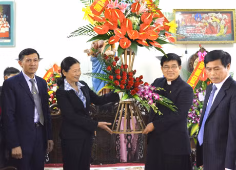 Thăm và chúc mừng giáo sứ Mạo Khê