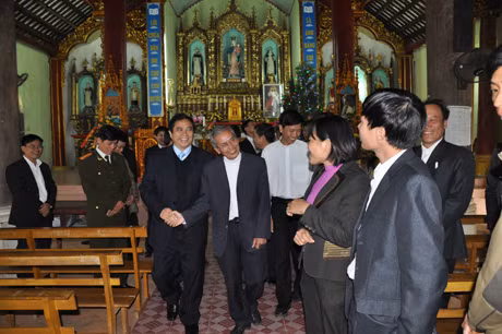 Đồng chí Phạm Minh Chính thăm hỏi và trò chuyện cùng Linh mục và bà con giáo dân 