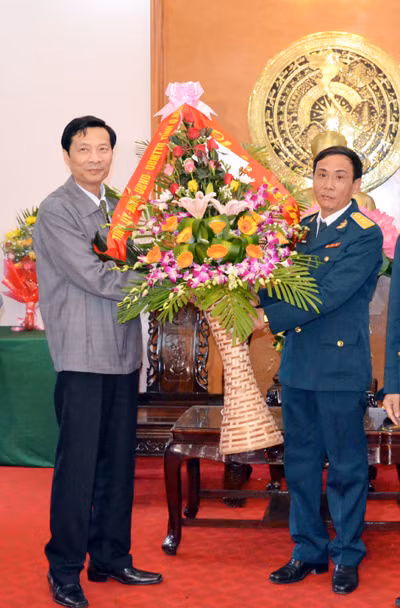 đồng chí Nguyễn Văn Đọc, Phó Bí thư Tỉnh ủy, Chủ tịch UBND tỉnh đến thăm, tặng hoa chúc mừng Trung đoàn 213 