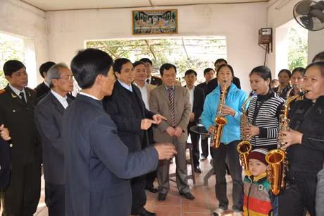 Đồng chí Phạm Minh Chính hỏi thăm và động viên Đội kèn nữ mới được thành lập của Giáo sứ Yên Trì