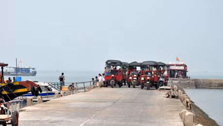 Cầu cảng trên xã đảo Quan Lạn (Vân Đồn) đã và đang góp phần thiết thực phát triển kinh tế gắn với củng cố QP-AN trên đảo.