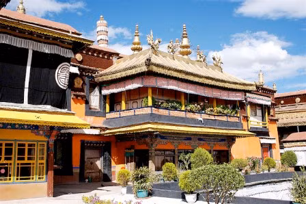 Chùa Jokhang là địa điểm thiêng liêng quan trọng nhất trong Phật giáo Tây Tạng được xây dựng bởi vua Songtsän Gampo vào thế kỷ thứ 7. Người Mông Cổ đã nhiều lần phá hủy ngôi chùa này nhưng nó vẫn luôn đứng vững. Ngày nay, ngôi chùa có diện tích khoảng 25.000 mét vuông.