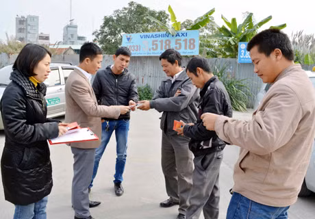 Ban ATGT tỉnh phát cuốn tài liệu tuyên truyền tại Công ty quản lý bến xe, bến tàu Quảng Ninh.