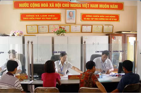 Công dân đến làm thủ tục hành chính ở bộ phận “một cửa” thuộc UBND phường Ka Long, TP Móng Cái. Ảnh: Ngọc Hà