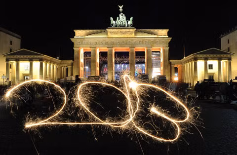 Người dân Đức dùng cây pháo hoa nhỏ vẽ nên con số 2013 trước Cổng Brandenburger ở Berlin để chào mừng năm mới.
