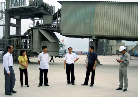 Đoàn công tác của Ban Kinh tế và Ngân sách HĐND tỉnh giám sát thực hiện pháp luật BVMT tại Công ty CP Xi măng Cẩm Phả, tháng 9-2012.
