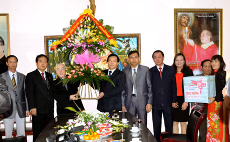 Đồng chí Nguyễn Như hiền tặng Linh mục Nguyễn Chấn Hưng và bà con giáo dân lẵng hoa tươi thắm.