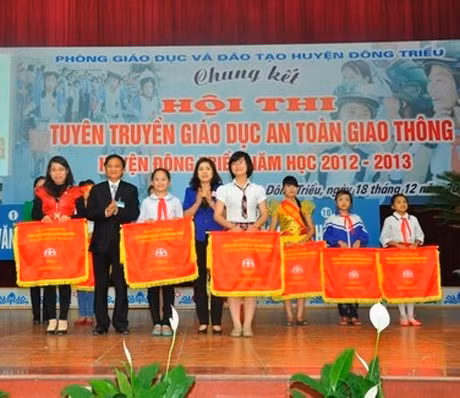 Ban Tổ chức trao giải cho các trường đoạt giải tại hội thi.
