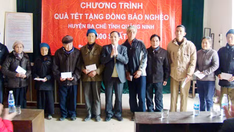 Lãnh đạo Ngân hàng BIDV Chi nhánh Quảng Ninh trao quà cho các đối tượng chính sách huyện Ba Chẽ.