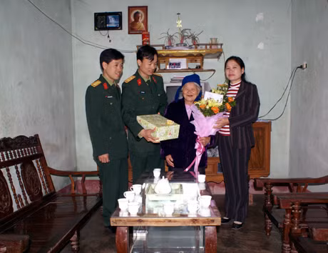 Đoàn Thanh niên Bộ CHQS tỉnh thăm, tặng quà Mẹ Việt Nam Anh hùng Tô Thị Tân ở khu7, phường Bãi Cháy - TP Hạ Long. Ảnh: Đỗ Đạt (Bộ CHQS tỉnh)