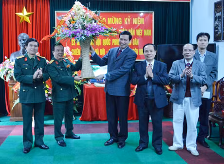 Đồng chí Nguyễn Đức Long, Phó Bí thư Tỉnh ủy, Chủ tịch HĐND tỉnh tặng hoa chúc mừng Sư đoàn 395 (Quân khu 3).