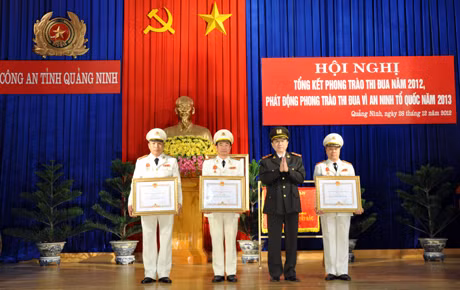 Thừa ủy quyển của Chủ tịch nước, Trung Tướng Tô Lâm, Ủy viên Ban chấp hành Trung ương Đảng, Thứ trưởng Bộ Công an trao Huân chương Chiến công hạng Nhất, Nhì, Ba cho các tập thể và cá nhân.