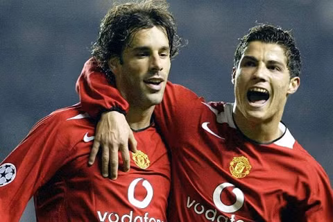 Nistelrooy (trái) thời còn thi đấu cho Man Utd.