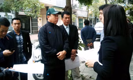 Chấp hành viên Chi cục THADS TP Hạ Long làm thủ tục cưỡng chế ngôi nhà tại tổ 20Đ, khu 2A, phường Cao Xanh (TP Hạ Long) do ông Cường, bà Liên sử dụng bất hợp pháp.